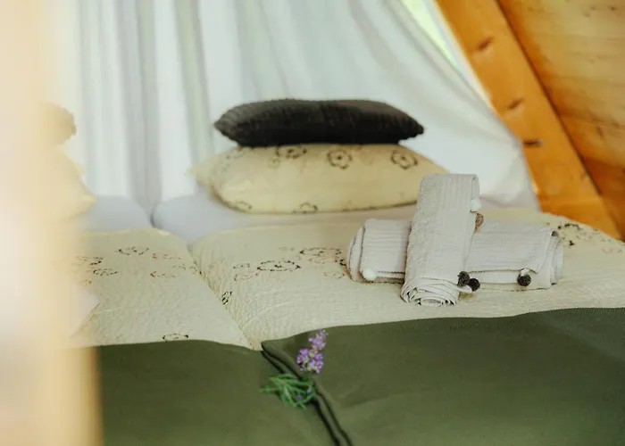 Gozdne Va Vrti Tente de luxe Kostel